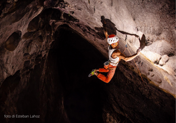 Edu-Marín-attrezza-The-Clinic’-9a-grotta-di-Quzhou-China-Esteban-Lahoz