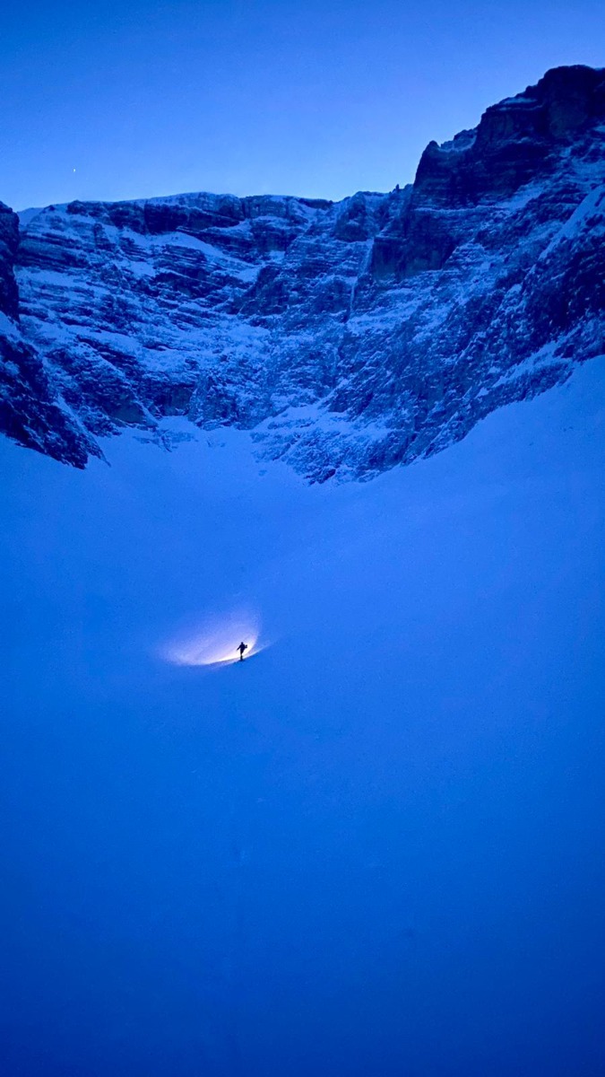 discesa con gli sci dall'attacco della via phoenix